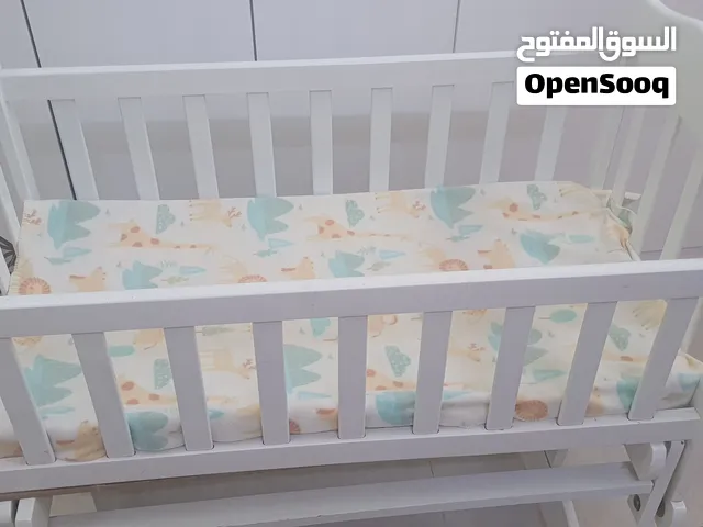 سرير للبيبي بحالة جيدة