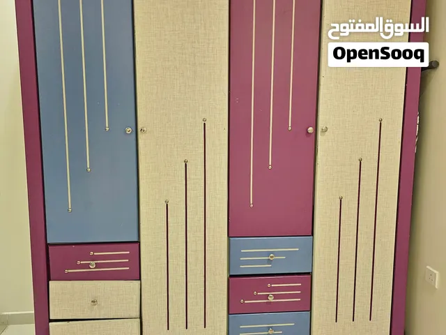 غرفة نوم اطفال بحاله جيده جدا مكونه من سريرين مع خزانة ملابس مكونه من 4 ابواب وادراج تخزين