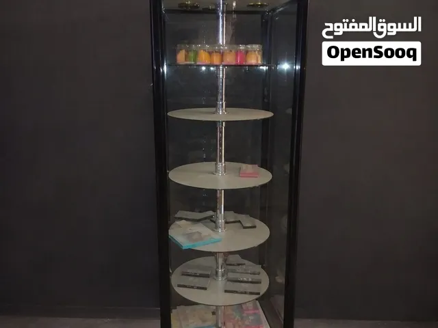 ستاند عرض زجاج بإضاءة داخلية وأرفف دوارة 360° – مناسب لمحلات مستحضرات التجميل والإكسسوارات
