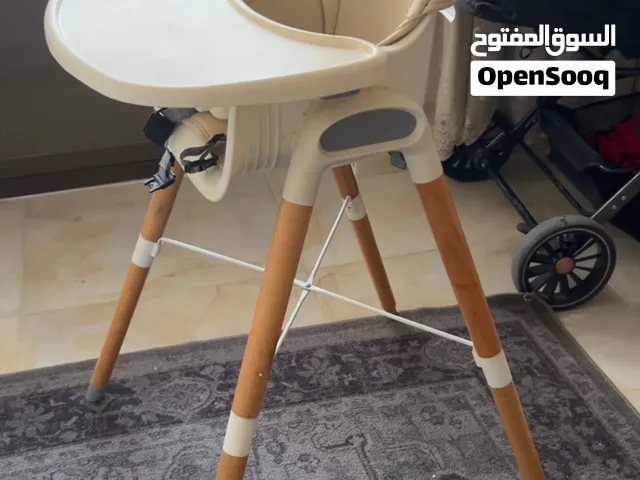 للبيع كرسي طعام أطفال بحالة جيدة جدًا  نظيف ومرتب، مناسب للبيبي والأكل  السعر: 15 دينار
