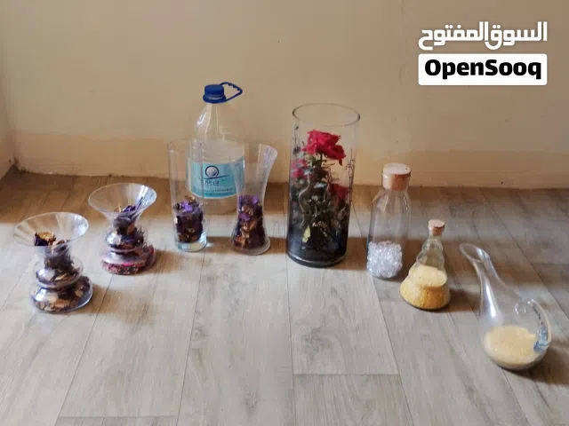 مجموعة زجاجات ديكور متنوعة بحجام مختلفة