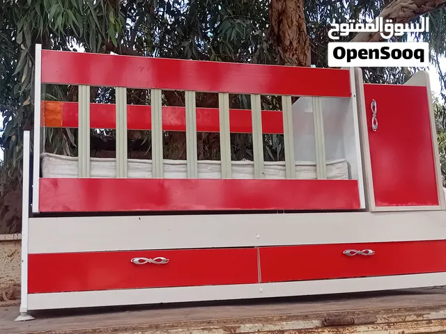 للبيع سرير أطفال (بيبي) ونظيف هلبة، لونه أحمر في البيج، مريح وعملي ويقضي الحاجة