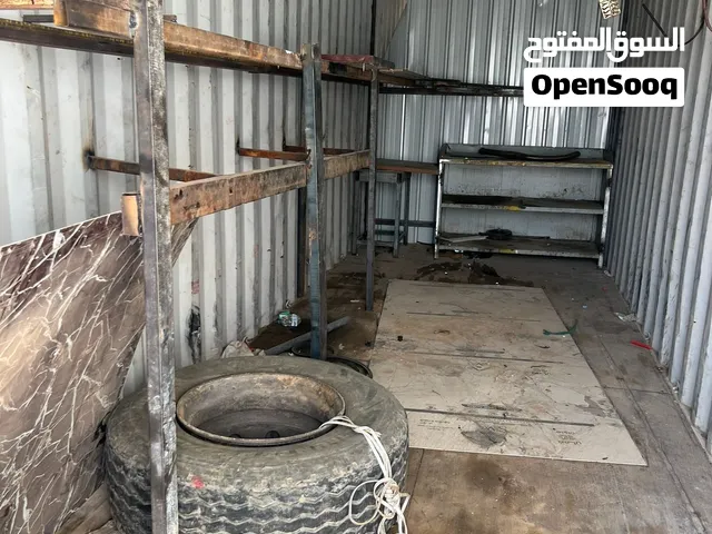 مستودع وحاويتين للبيع