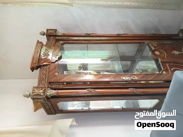 لبيع فاترينه فخمة   فاترينة خشب كلاسيكية فخمة، مزخرفة بنقوش ذهبية أنيقة، مع واجهات زجاجية