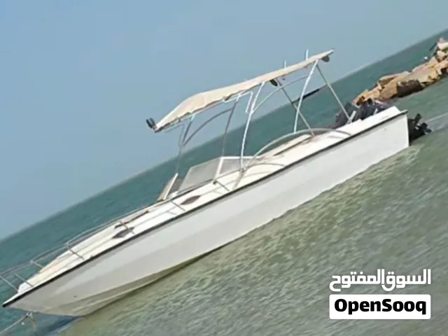 قارب فايبر الطول 7.70 للبيع بدون محركات بدون كاريلو مسجل اوراقة تمام زوارة