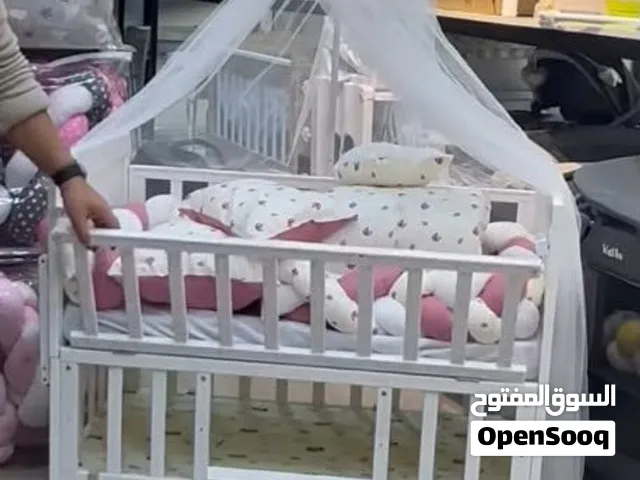 تخت بيبي جديد والله اشتريتو لبنتي ما نامت عليه ولا ليله طبعا معاه فرشته وبتحول لهزاز كمان يعني تنين