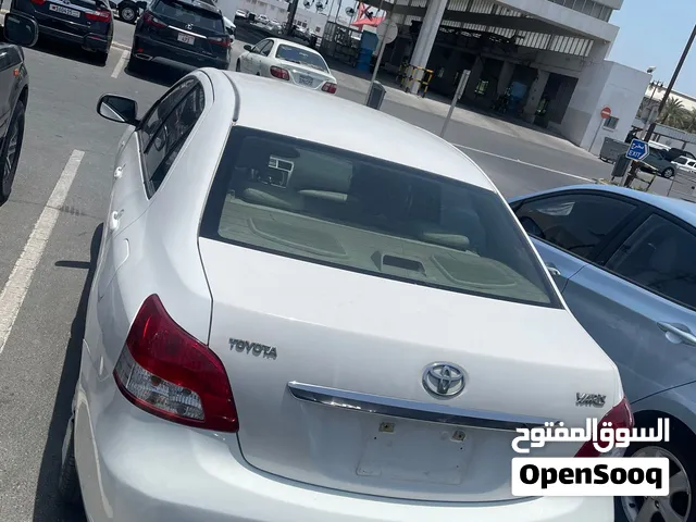 Toyota Yaris  مخزن السيارة من 8  سنوات  بحالة الوكالة  شرط الفحص  الي  تبي مكان لمعتمد
