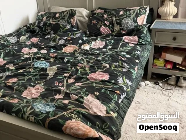 بيع اثاث المنزل جديد تقريبا وذالك بداعي السفر تشمل السرير لشخصين لون مميز كلاسيكي مع خزانه جانبيه