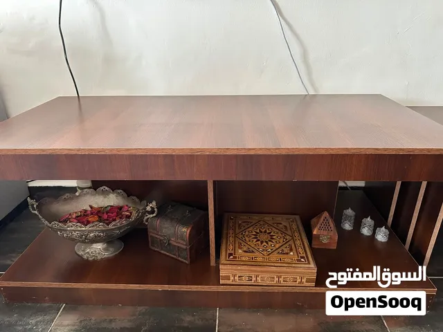 طاولة خشب لون بني