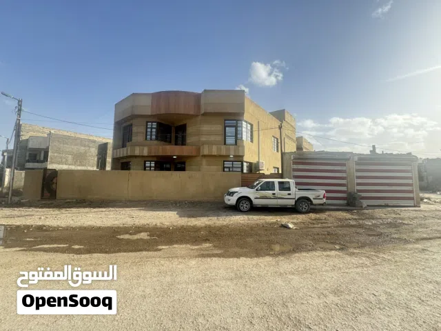 منزل مفروش من طابقين، مع متجرين تجاريين من صفحة واحدة