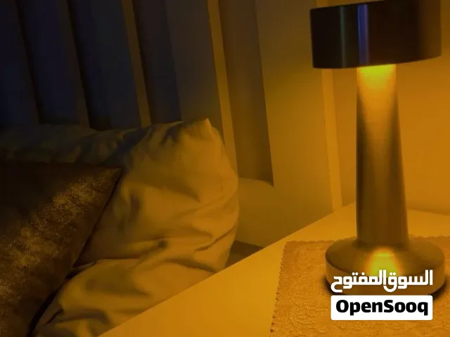 سهارة ليد بالشحن تعمل باللمس وبشحن تايب سي تتقدر تتحكم بقوة الاضاءة وفيها 3 ألوان يجي معاها خيط شحن