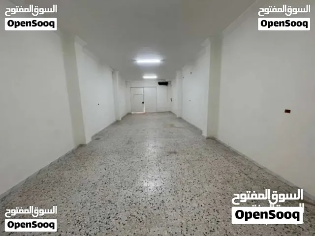 عدد 2 مخازن مكان حيوي في الحي الجامعي جامعة طرابلس بقرب من طريق الخدمات جامعة طرابلس