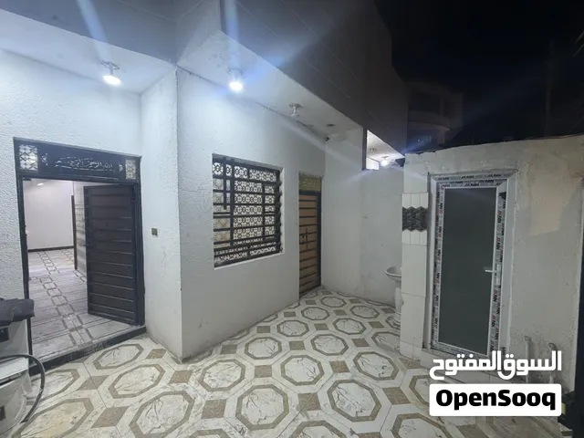 السلام عليكم (( بيت للإيجار طابقين بمساحه 100م )) العنوان / القبله / حي القائم / شارع المدارس