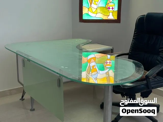 طاولة مكتب اصلية من الزجاج تصلح للمكاتب في العمل ومكاتب المنزل مع كرسي مجانًا تم تخفيض السعر