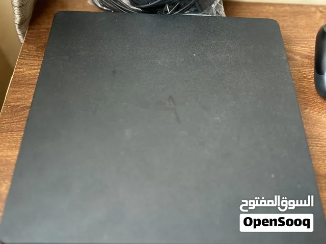 بلايستيشن 4 بحالة ممتازة للبيع مع الاكسسوارات وماوس وكيبورد  ( لا استلم غير الكاش عند استلام الجهاز)