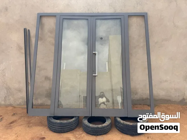 للبيع باب ألمنيوم شبه جديد – فرصة ممتازة لأصحاب الأنشطة التجارية