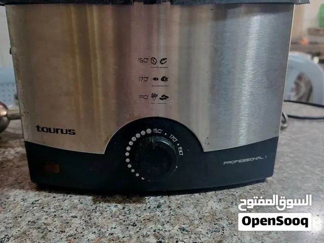 مقلاة كهربائية  نوع  taurus سعتها 5 لتر  استعمال بسيط