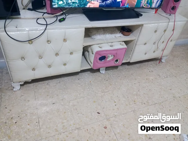 طاولة شاشة تفصيل جلد ابيض