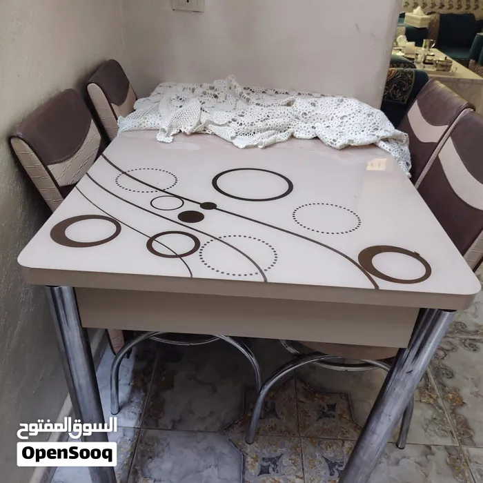 طاولة مع كراسي